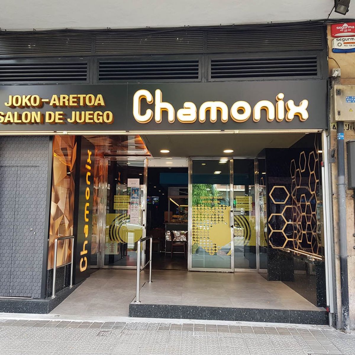 SALON DE JUEGO CHAMONIX EN DEUSTO