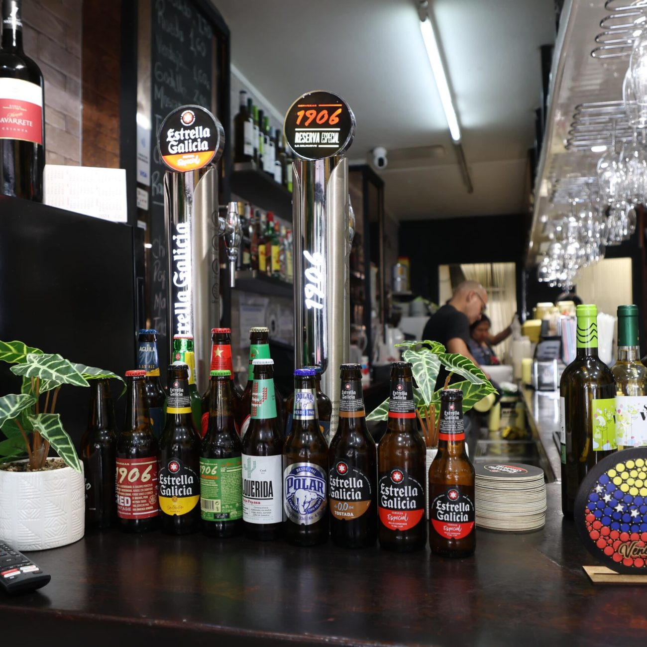 ISSA'S CAFÉ BAR