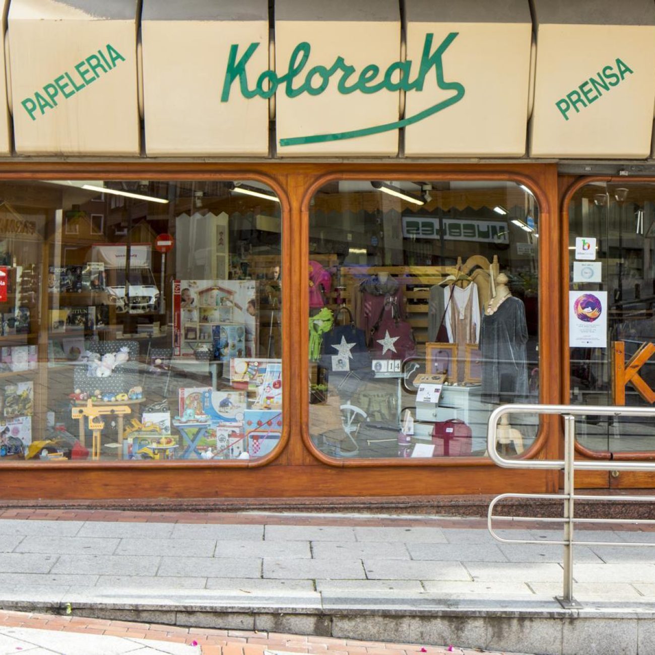 4227 libreria-koloreak 01