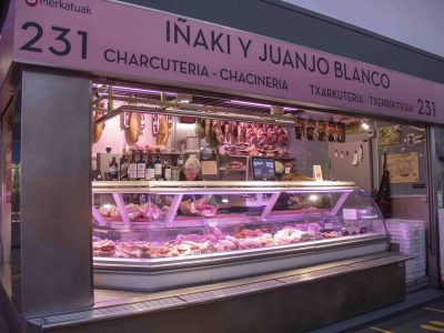 Chacinería Iñaki y Juanjo Blanco en el Mercado de la Ribera