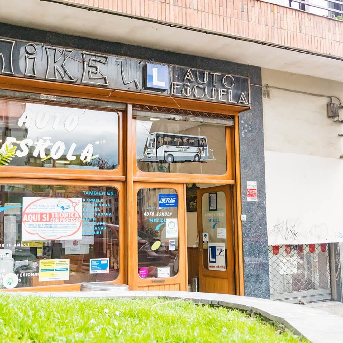 AUTOESCUELA MIKEL