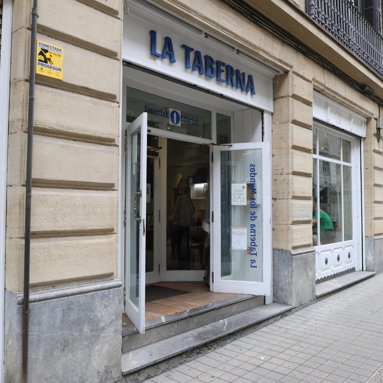 LA TABERNA DE LOS MUNDOS ENTRADA